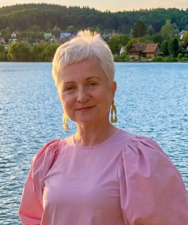 Portrét Evy Klusáčkové u jezera, autorky blogu Nepomíjím