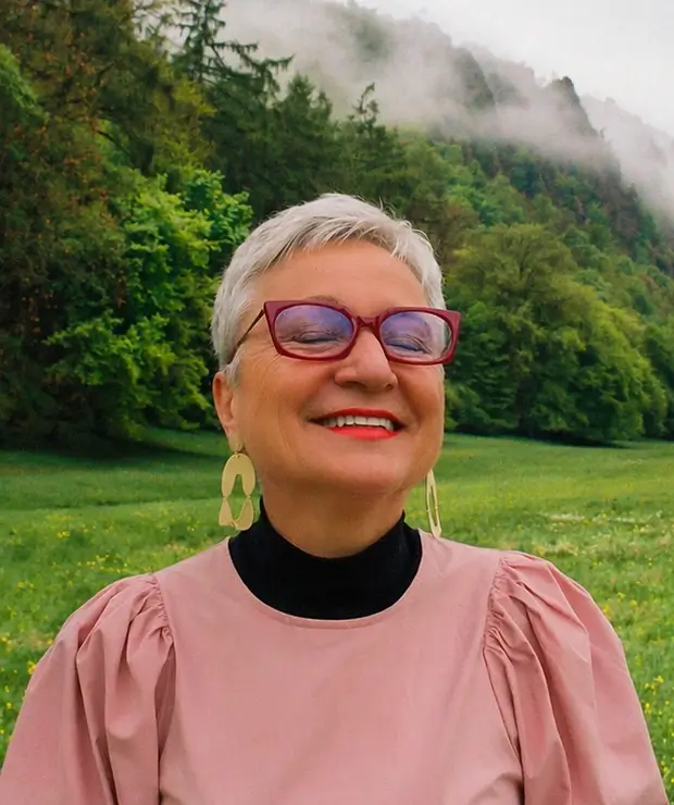 Portrét Evy Klusáčkové u lesa